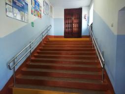 Лестницы оборудованы специальными перилами